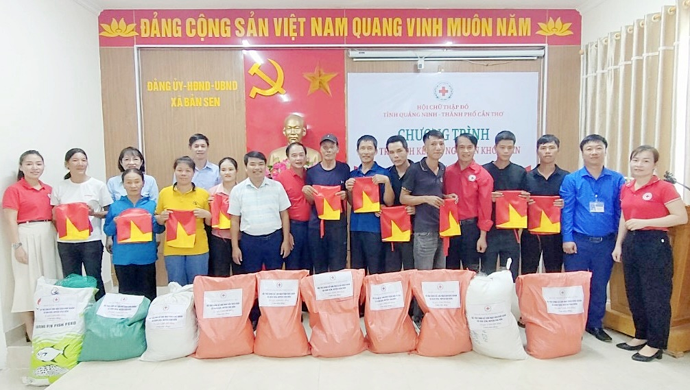 Hội Chữ thập đỏ huyện Vân Đồn và chính quyền địa phương đã trao hỗ trợ kinh kế là ngư cụ cho các hộ ngư dân có hoàn cảnh khó khăn tại xã Bản Sen (huyện Vân Đồn).