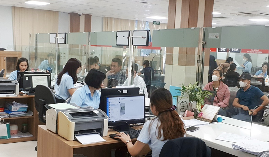 Người dân đến giải quyết các thủ tục về BHXH, BHYT tại Trung tâm Hành chính công TP Hạ Long.