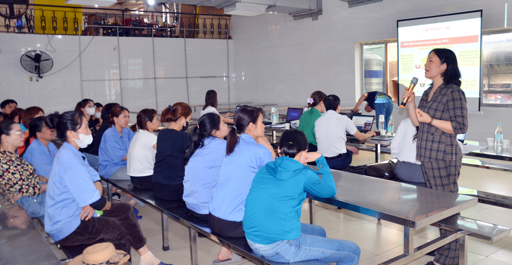 Cán bộ BHXH tỉnh giải đáp những thắc mắc về các chế độ BHXH, BHYT cho người lao động tại KCN Cái Lân (TP Hạ Long) năm 2024.