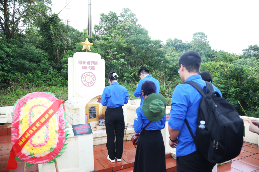 Trước đó, đoàn cũng đã tới thắp hương tưởng niệm các anh hùng liệt sỹ và Viếng mộ ba mẹ Việt Nam anh hùng tại xã Cái chiên, huyện Hải Hà.