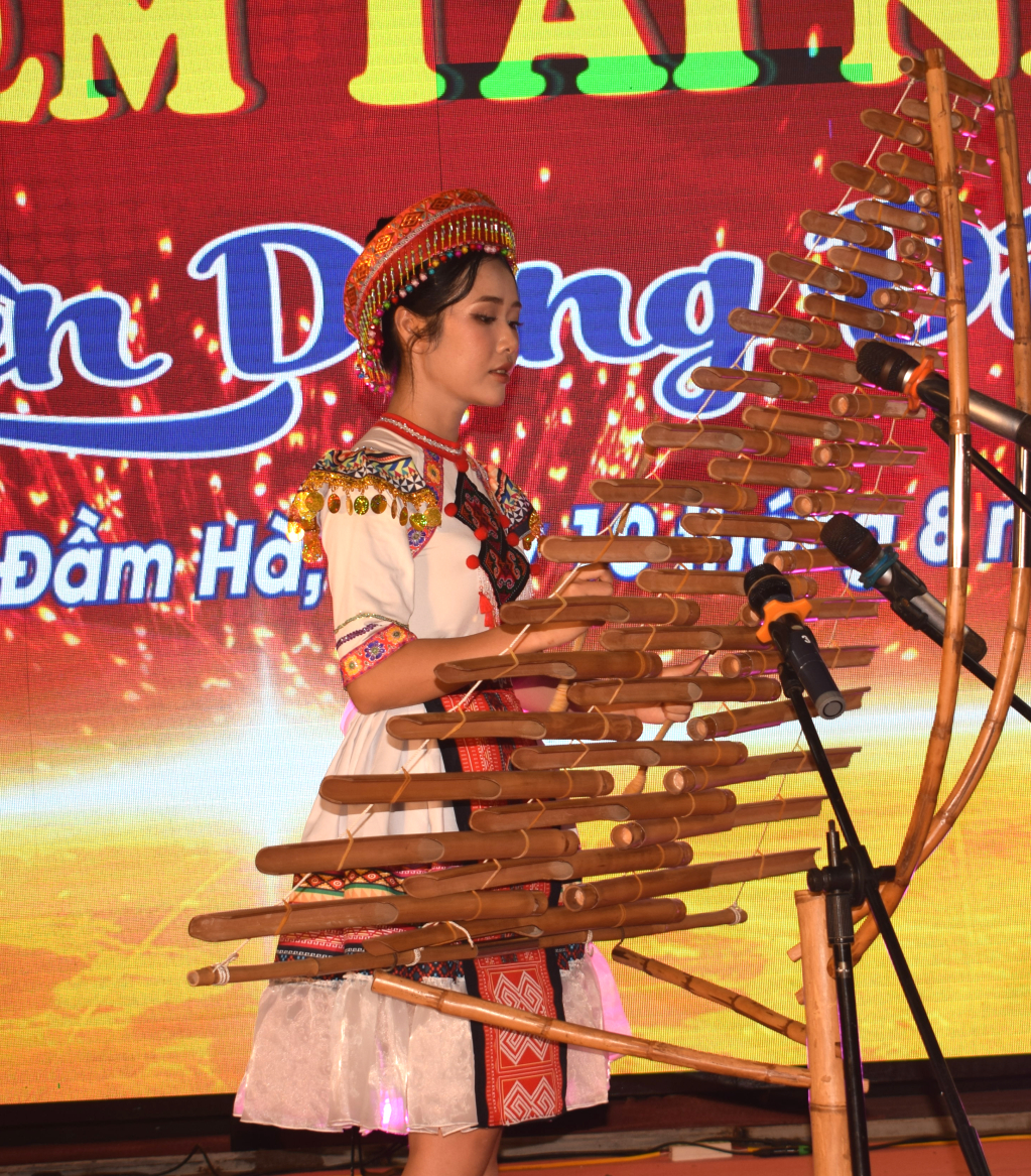 Thí sinh Đinh Thị Kiều Oanh độc tấu đàn T’rưng bài Đi học