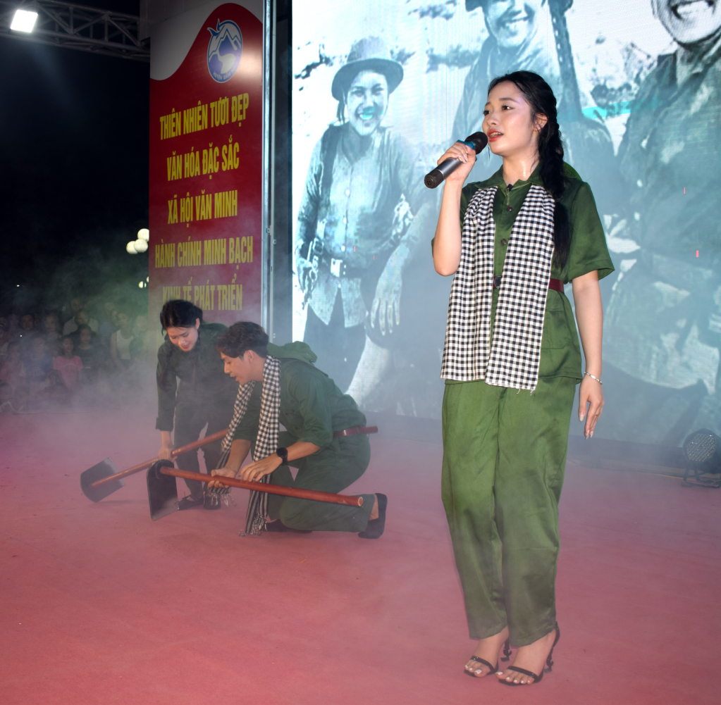 Thí sinh Hoàng Thùy Linh hát bài Cô gái mở đường