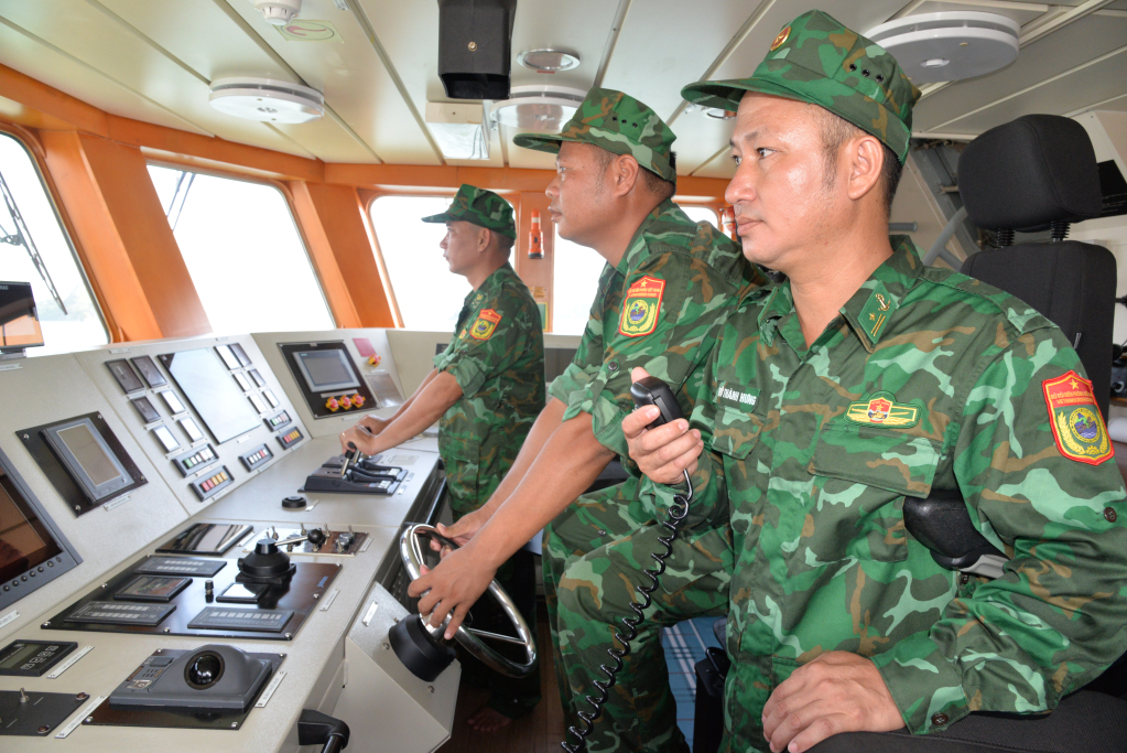  Thiếu tá Vũ Thành Hưng, Phó Thuyền trưởng tàu BP 01-12-02, Hải đội Biên phòng 2 luôn đề cao trách nhiệm trong thực hiện nhiệm vụ.