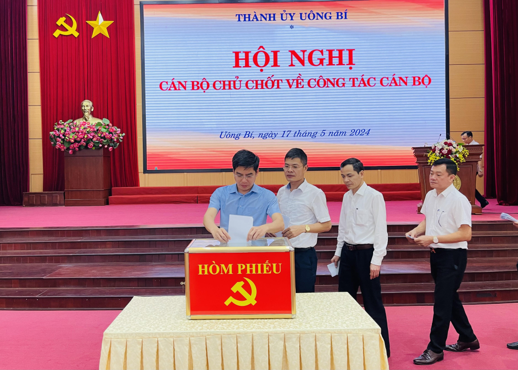 Thành uỷ Uông Bí tổ chức hội nghị cán bộ chủ chốt về công tác cán bộ (bước 2) thực hiện quy trình rà soát, bổ sung quy hoạch cán bộ lãnh đạo quản lý thành phố Uông Bí giai đoạn 2020 - 2025 (2021 - 2026); 2025 - 2030 (2026 - 2031). Ảnh: Huyền Trang (CTV)