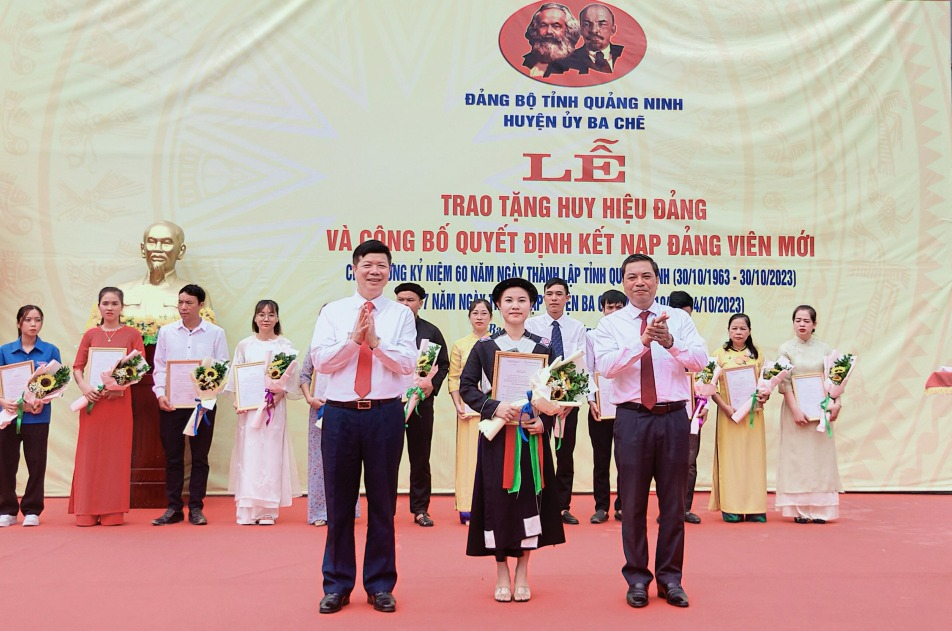 Lãnh đạo huyện Ba Chẽ trao quyết định và tặng hoa chúc mừng quần chúng ưu tú được kết nạp Đảng nhân dịp kỷ niệm 60 năm thành lập tỉnh, 77 năm thành lập huyện Ba Chẽ.