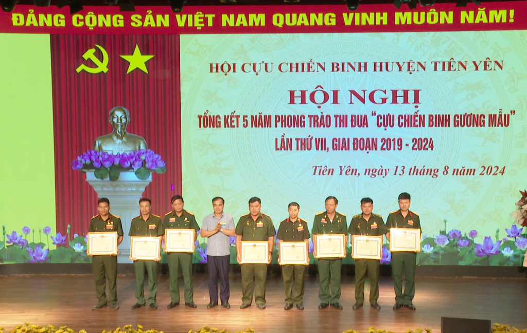 Lãnh đạo huyện Tiên Yên khen thưởng cho các tập thể cá nhân có thành tích xuất sắc trong phong trào thi đua CCB gương mẫu giai đoạn 2019 - 2024.