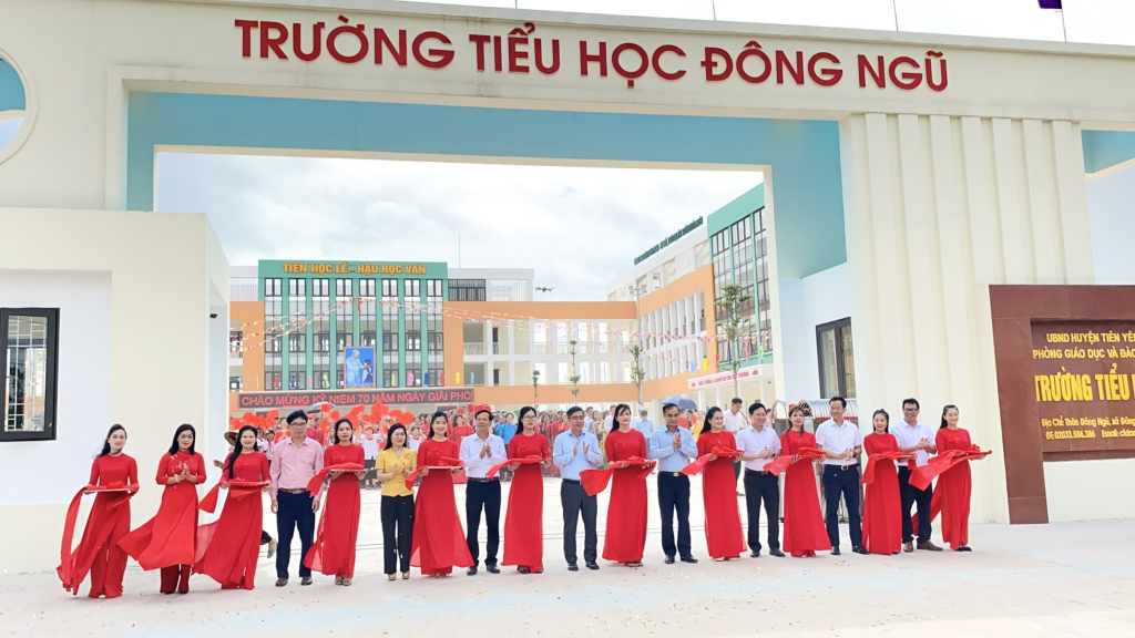 Các đồng chí lãnh đạo huyện Tiên Yên cắt băng khánh thành Trường Tiểu học Đông Ngũ (Tiên Yên).