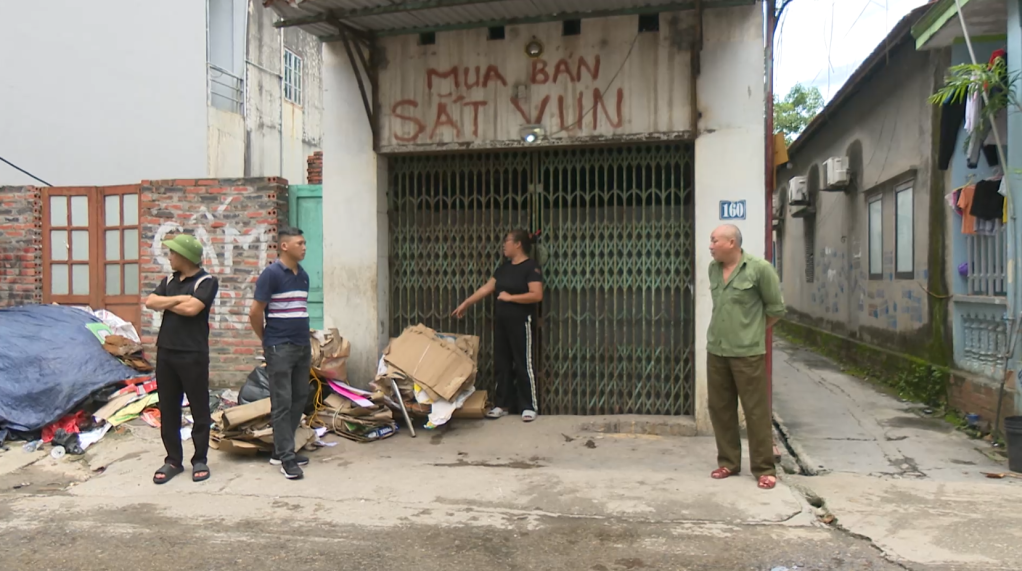 Điểm thu mua sắt vụn nơi các đối tượng tiêu thụ nắp cống.