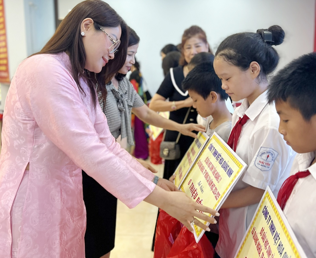 Đại diện Công ty TNHH Việt Hoa Quảng Ninh trao quà cho học sinh mồ côi, khuyết tật tại TP Móng Cái (tháng 8/2024).