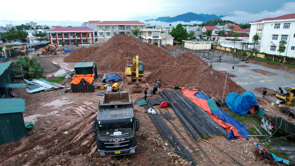 Luôn túc trực máy móc, nhân lực trên công trường sẵn sàng thi công là một trong những giải pháp khắc phục khó khăn về điều kiện thời tiết mưa nhiều