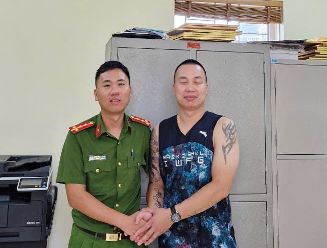 Đại úy Đinh Việt Hưng được người dân cảm ơn sau hành động cứu người. Ảnh: Nhân vật cung cấp.