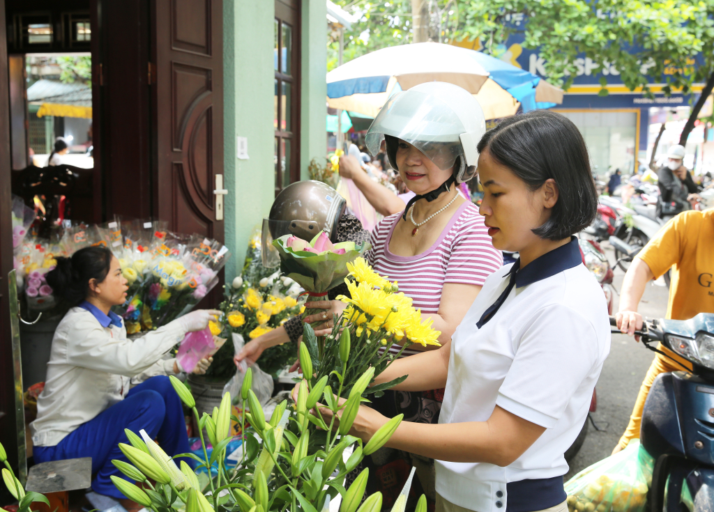 Trầu cau, hoa là thứ không thể thiếu trong mỗi mâm lễ, được người dân chọn lựa hết sức kỹ lưỡng và cẩn trọng.