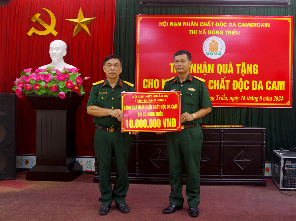 Bộ CHQS tỉnh trao só tiền 10 triệu đồng cho Hội nạn nhân Chất độc da cam/dioxin TX Đông Triều.