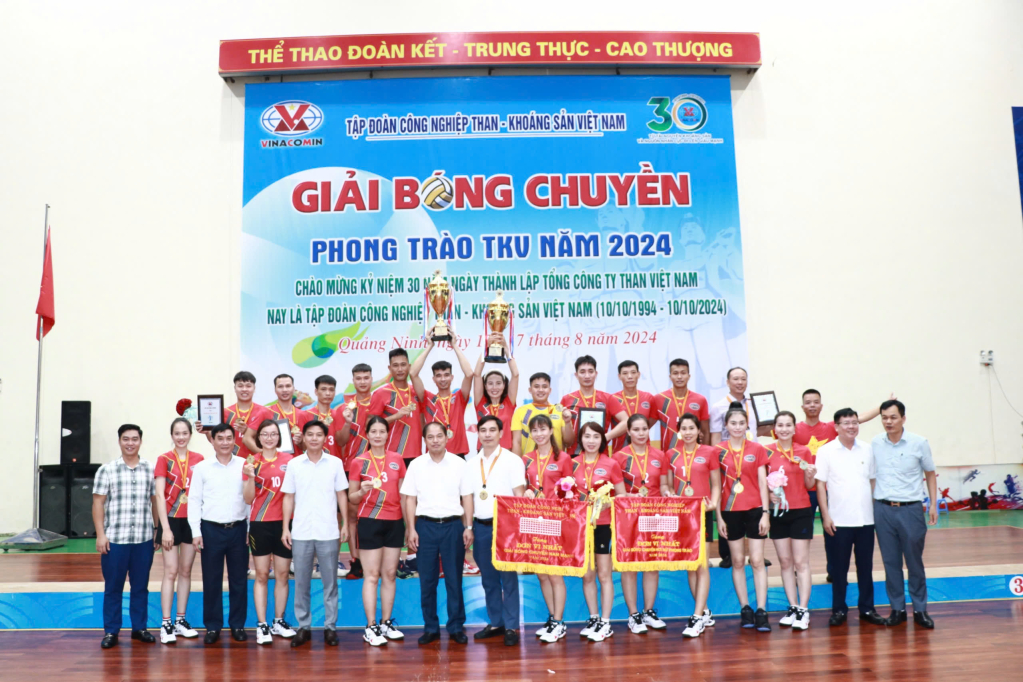 Than Vàng Danh vô địch bóng chuyền nam đội mạnh và bóng chuyền hơi nữ năm 2024. Ảnh: Việt Trung- CTV.