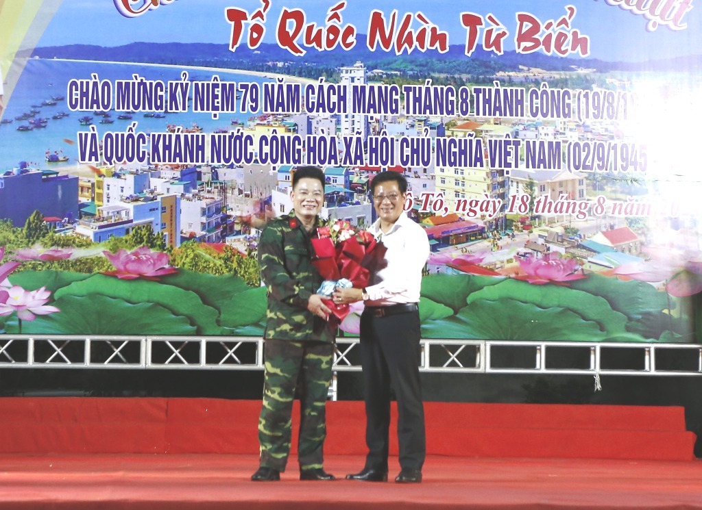 Lãnh đạo huyện Cô Tô tặng hoa tri ân đoàn nghệ sĩ đã tham gia biểu diễn.
