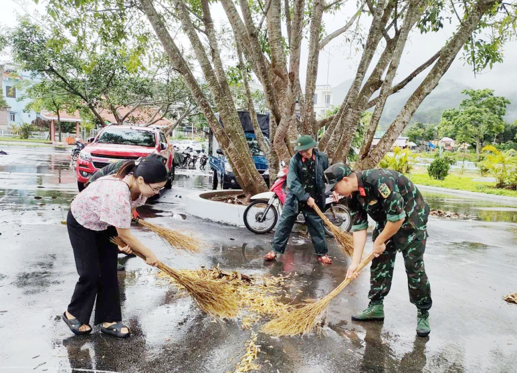 LLVT huyện Bình Liêu tham gia giúp dân dọn vệ sinh môi trường trên địa bàn. 