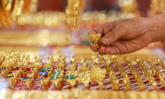 Vietnam gold ring price reaches new peak amid global gain