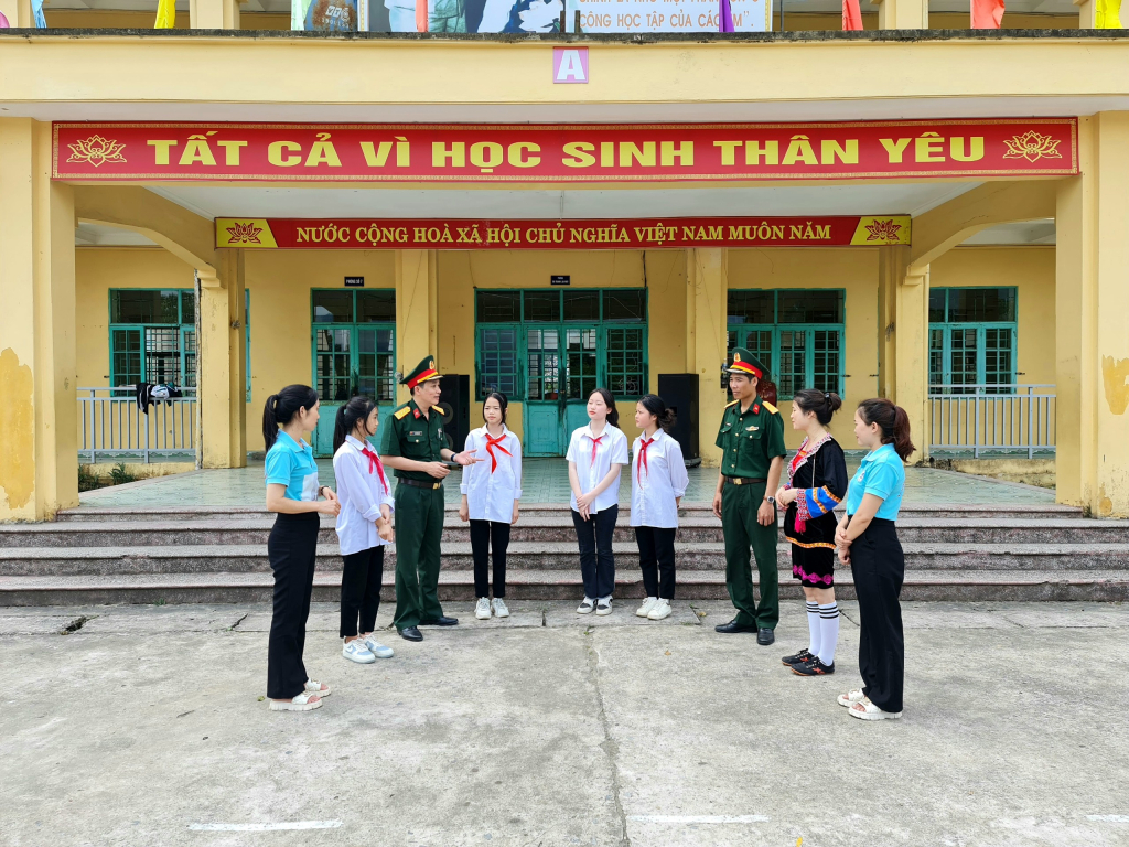 Cán bộ, chiến sĩ Ban CHQS TP Móng Cái thăm Trường TH&THCS Hải Sơn - ngôi trường được đơn vị giúp nâng cấp cơ sở vật chất. Ảnh: Ngô Dịu