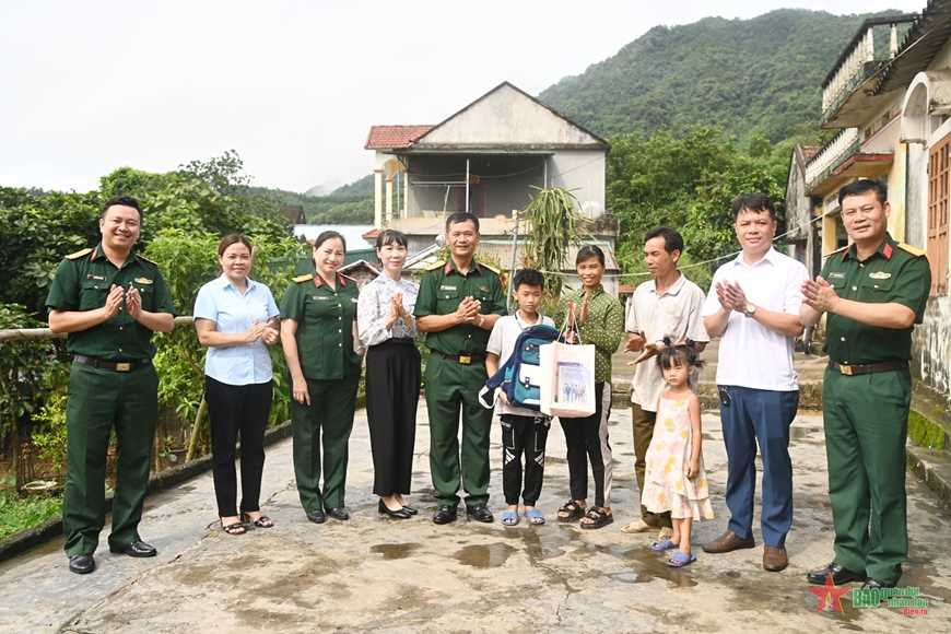   Lãnh đạo Bộ CHQS tỉnh, trao góc học tập tặng em Chìu Long Hân, thôn Lò Vôi (xã Nam Sơn, huyện Ba Chẽ).