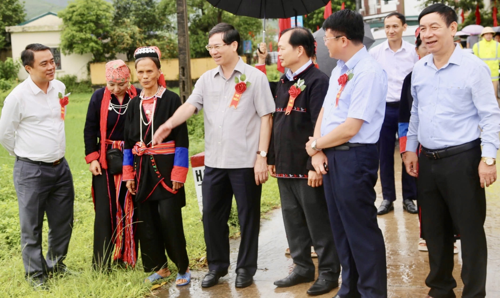 Lãnh đạo TP Hạ Long trò chuyện với nhân dân xã Bằng Cả.