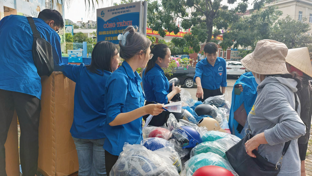 ĐVTN phường Trần Hưng Đạo (TP Hạ Long) tổ chức tuyên truyền ATGT và đổi mũ bảo hiểm đạt chuẩn cho người dân trên địa bàn.