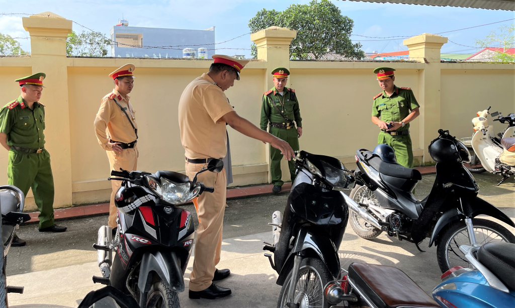 Đội CSGT-TT Công an huyện Vân Đồn phối hợp với Công an xã Hạ Long kiểm tra 1 điểm trông giữ xe trên địa bàn, phát hiện 1 trường hợp sử dụng xe mô tô khi chưa đủ tuổi, đủ điều kiện.