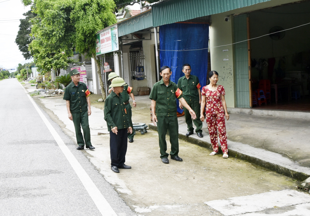 Tổ nhân dân tự quản ANTT do CCB làm nòng cốt xã Quảng Thành (huyện Hải Hà) tuyên truyền người dân đảm bảo hành lang ATGT.