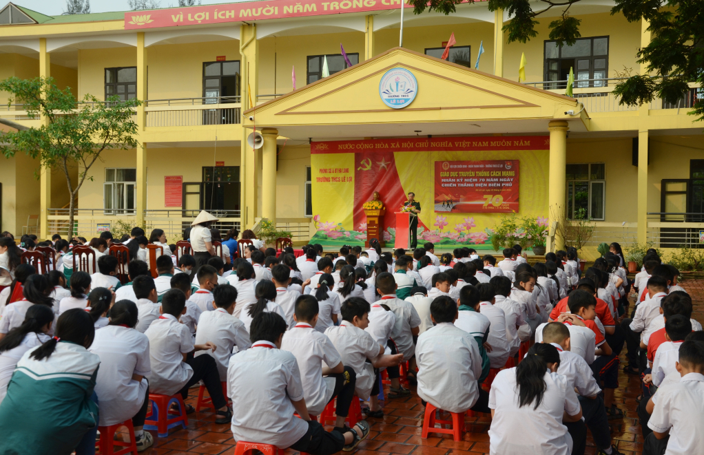 CCB nói chuyện với học sinh Trường THCS Lê Lợi (TP Hạ Long) về 70 năm Chiến thắng Điện Biên Phủ.