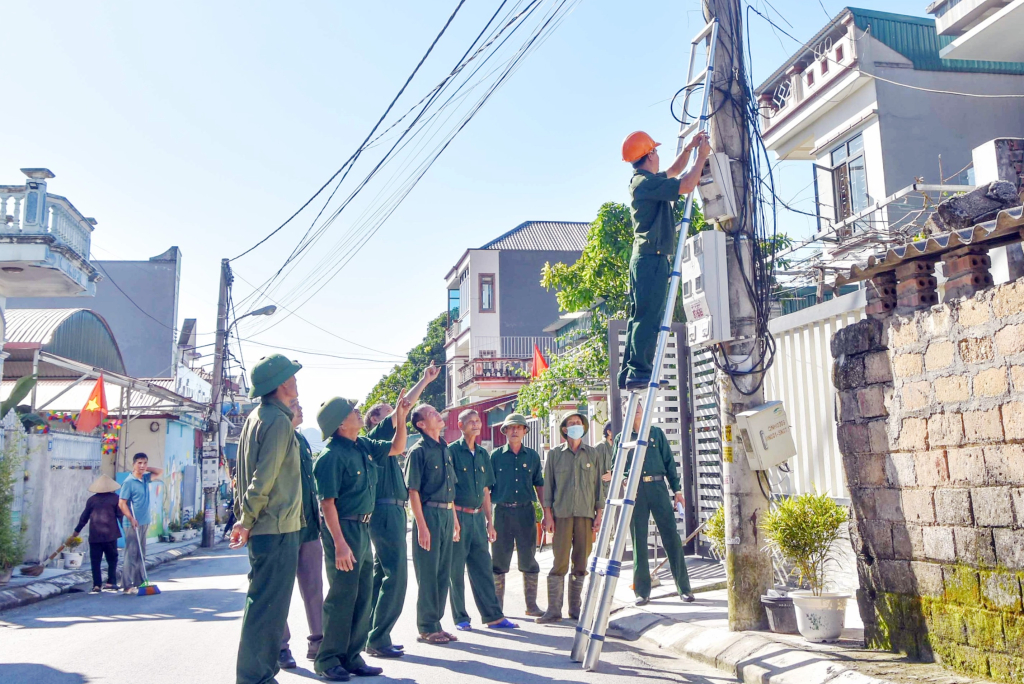 Hội CCB xã Đông Xá (huyện Vân Đồn) tổ chức lắp đặt hệ thống đèn chiếu sáng trên tuyến đường tại thôn Đông Hải.