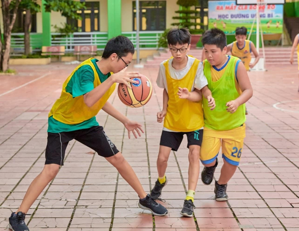 Học sinh Trường Tiểu học Yên Thanh hào hứng tham gia các hoạt động thể chất ngoài trời.