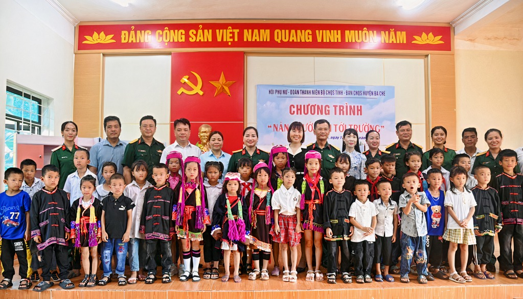 Đoàn Thanh niên, Hội phụ nữ Bộ CHQS tỉnh phối hợp với Ban CHQS huyện Ba Chẽ  tổ chức chương trình “Nâng bước em tới trường” tại xã Nam Sơn (huyện Ba Chẽ).