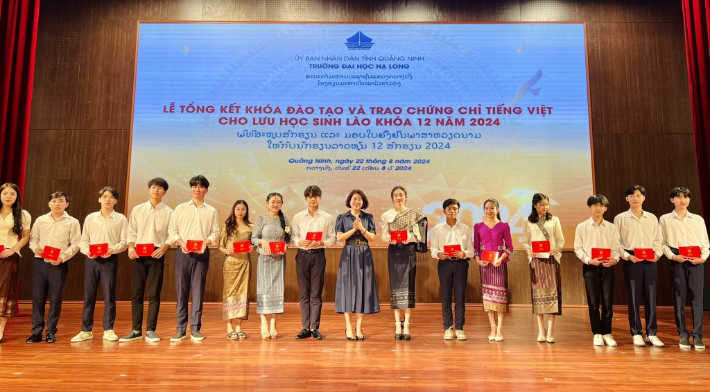 Lãnh đạo Trường Đại học Hạ Long trao chứng chỉ tiếng Việt cho lưu học sinh Lào khóa 12, năm 2024.