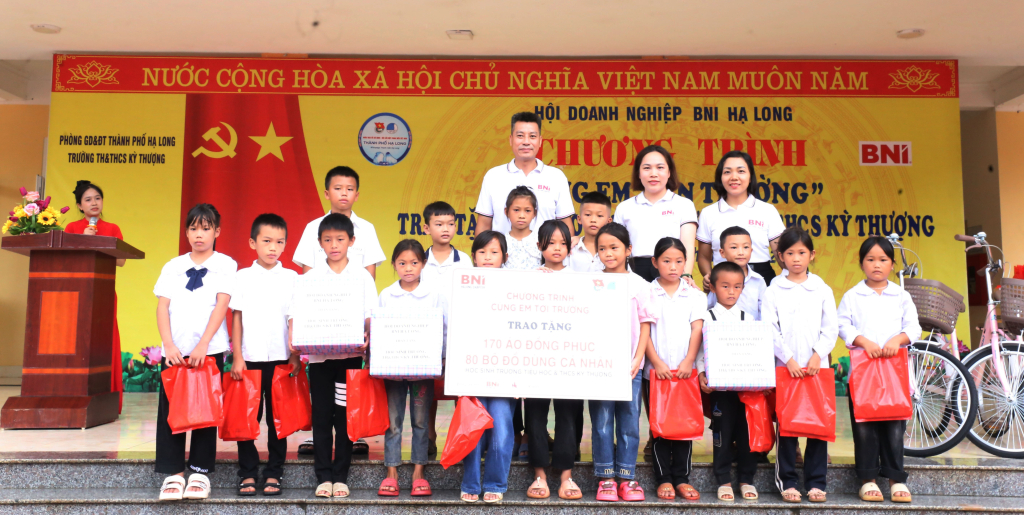 Đoàn đã trao tặng 170 áo đồng phục, 80 suất quà cho học sinh toàn trường và học sinh nội trú.