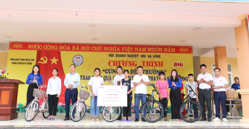 5 em học sinh có hoàn cảnh khó khăn được trao tặng xe đạp để đến trường.