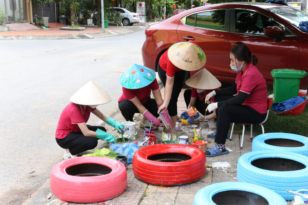 Với đôi bàn tay khéo léo, óc sáng tạo, các cô giáo trường mầm non Cao Xanh đã tận dụng các phế thải, rác thải để tạo nên những đỗ dùng, đồ chơi, con đường hoa đầy đặc sắc, ấn tượng.