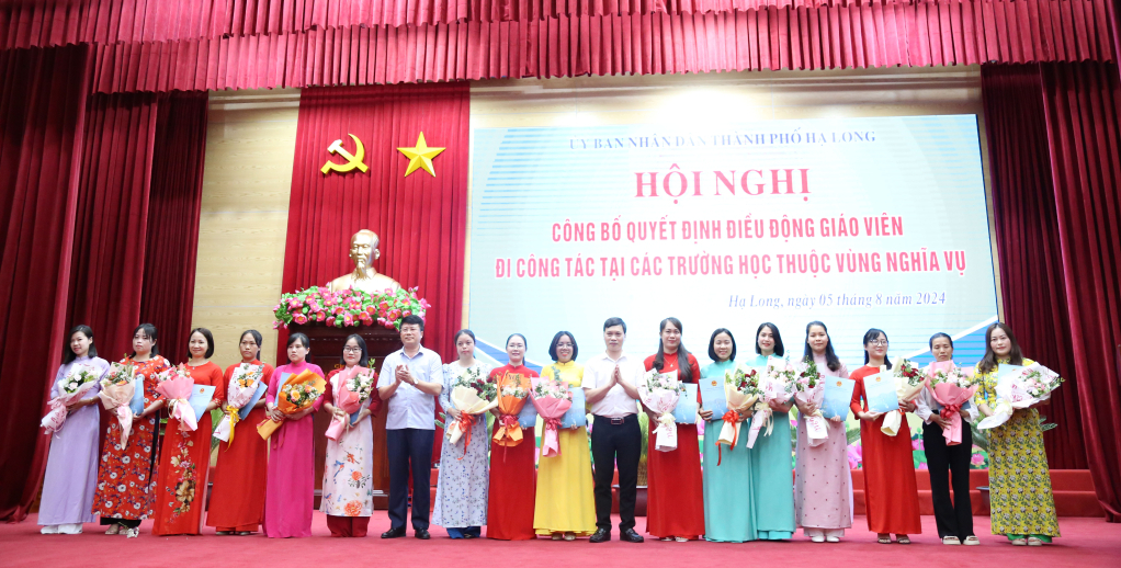 Nhiều giáo viên viết đơn tình nguyện xung phong đi công tác tại vùng khó khăn.