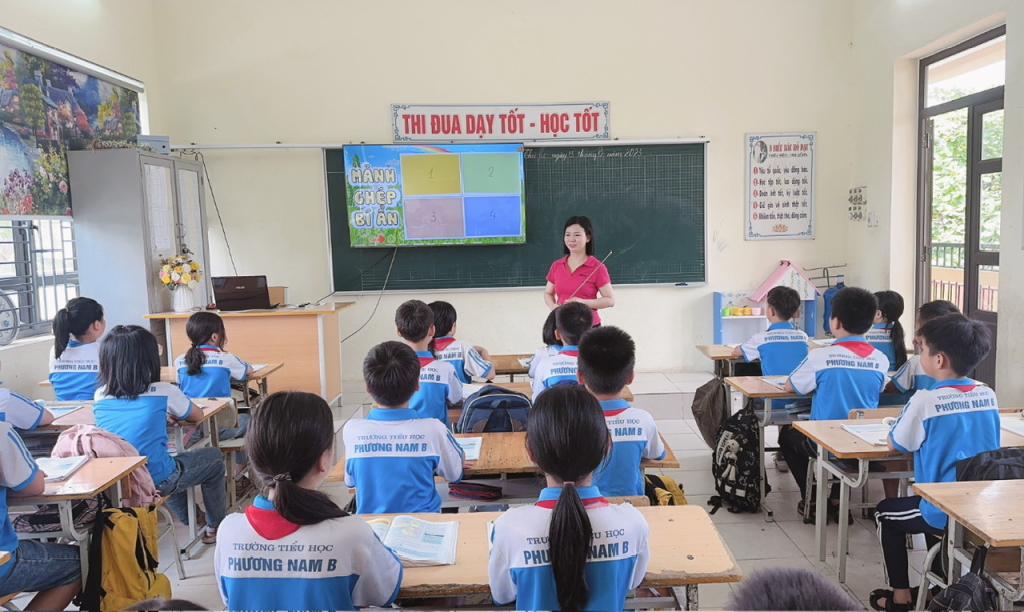 Cô giáo Tăng Thị Hồng Luyến trong giờ lên lớp ở Trưởng Tiểu học Phương Nam B.