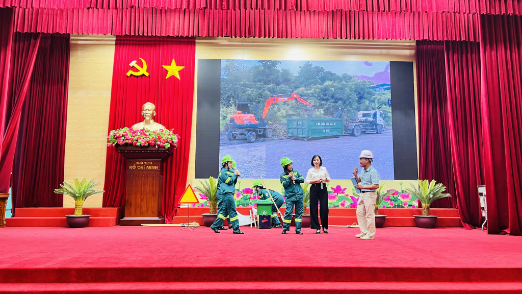 Phần thi chào hỏi của Công đoàn Công ty CP Đầu tư và phát triển môi trường đô thị Quảng Ninh.
