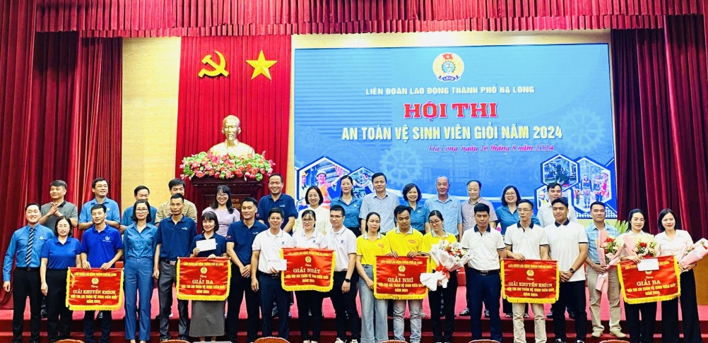 Ban tổ chức trao giải cho các đội thi.