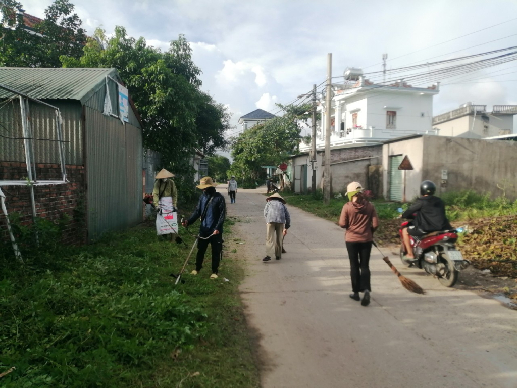 Phụ nữ xã Quảng Đức, huyện Hải Hà tham gia “Ngày chủ nhật xanh” trên địa bàn. Ảnh: Hữu Việt