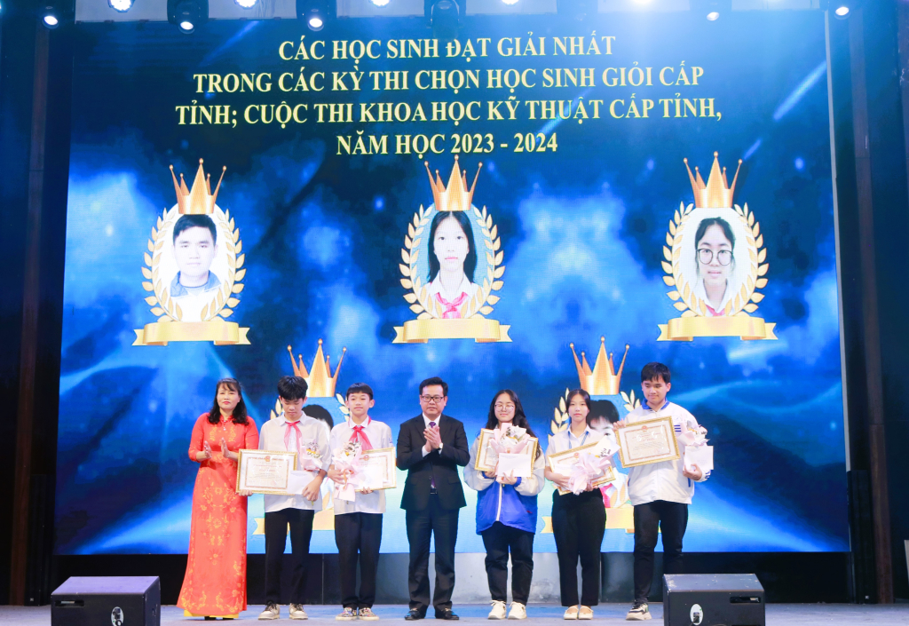 TP Móng Cái khen thưởng đột xuất học sinh, giáo viên có thành tích xuất sắc trong các kỳ thi chọn học sinh giỏi cấp tỉnh năm học 2023 - 2024