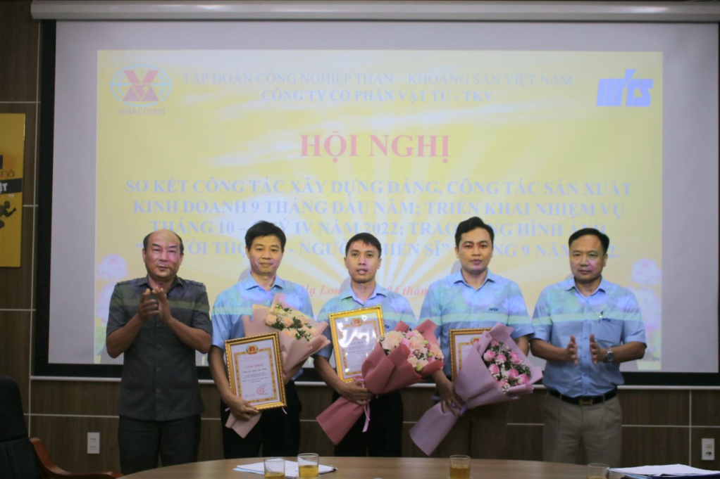 Đảng uỷ Công ty trao công nhận hình ảnh “Người Thợ mỏ - Người Chiến sỹ” cho đồng chí Đinh Văn Ninh.