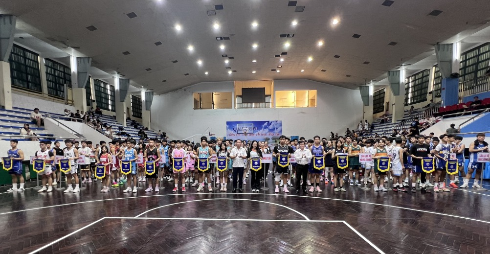 Ban tổ chức giải trao cờ lưu niệm cho các CLB tham dự giải