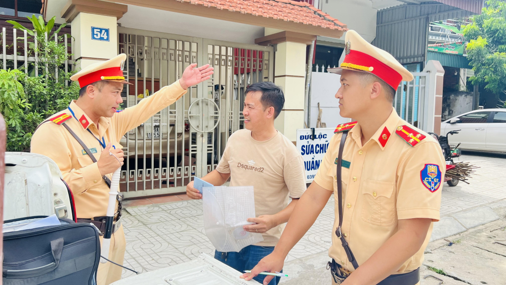 Cảnh sát giao thông Đông Triều phân tích lỗi vi phạm và xử lý hành chính người vi phạm luật giao thông đường bộ.