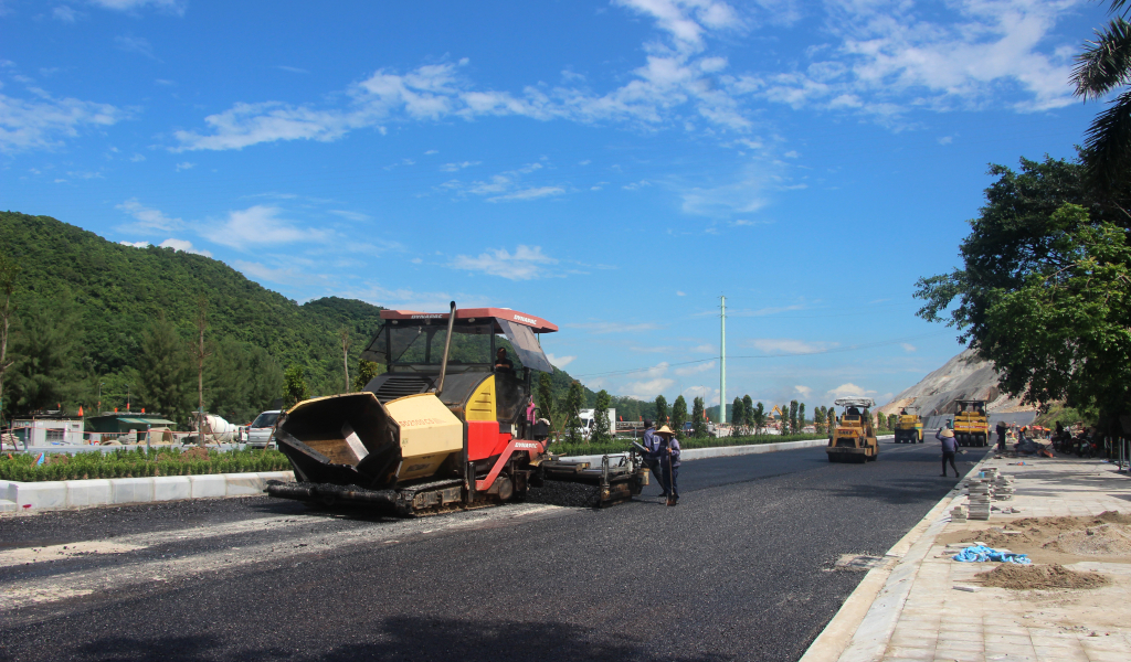 Đơn vị nhà thầu thi công thảm nhựa asphalt nút giao cầu 3 Vân Đồn (huyện Vân Đồn). Ảnh: Mạnh Trường