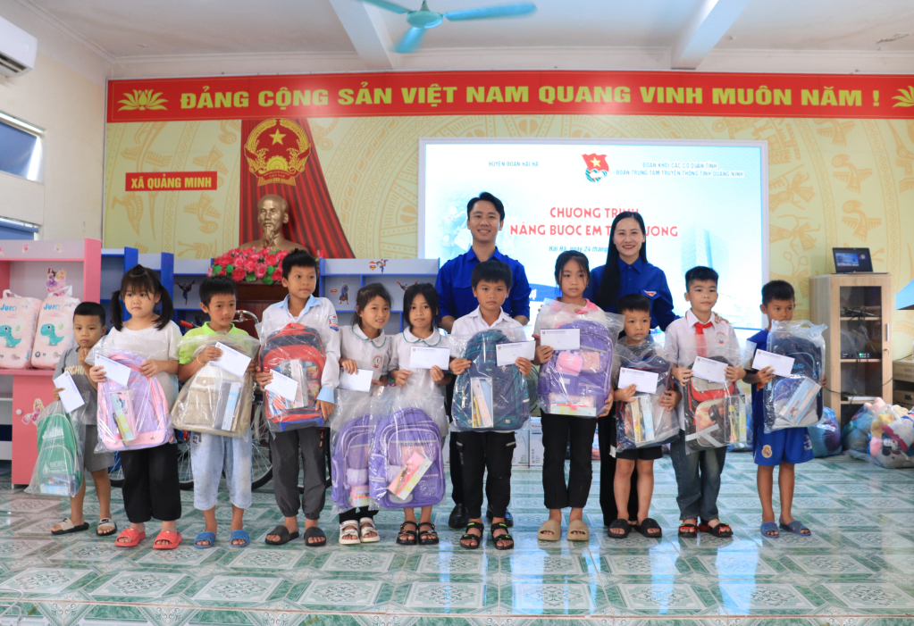 Đoàn Thanh niên Trung tâm Truyền thông tỉnh trao tặng cặp sách, đồ dùng học tập, tiền cho học sinh có hoàn cảnh khó khăn.