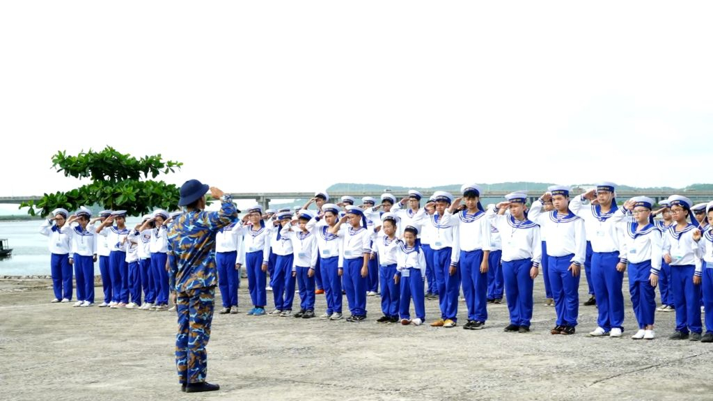 Trung ương Đoàn phối hợp với Thành Đoàn Hạ Long tổ chức khóa Học kỳ quân đội đầu tiên tại Lữ đoàn Hải quân 147 (TX Quảng Yên), thu hút gần 100 thiếu nhi tham gia.