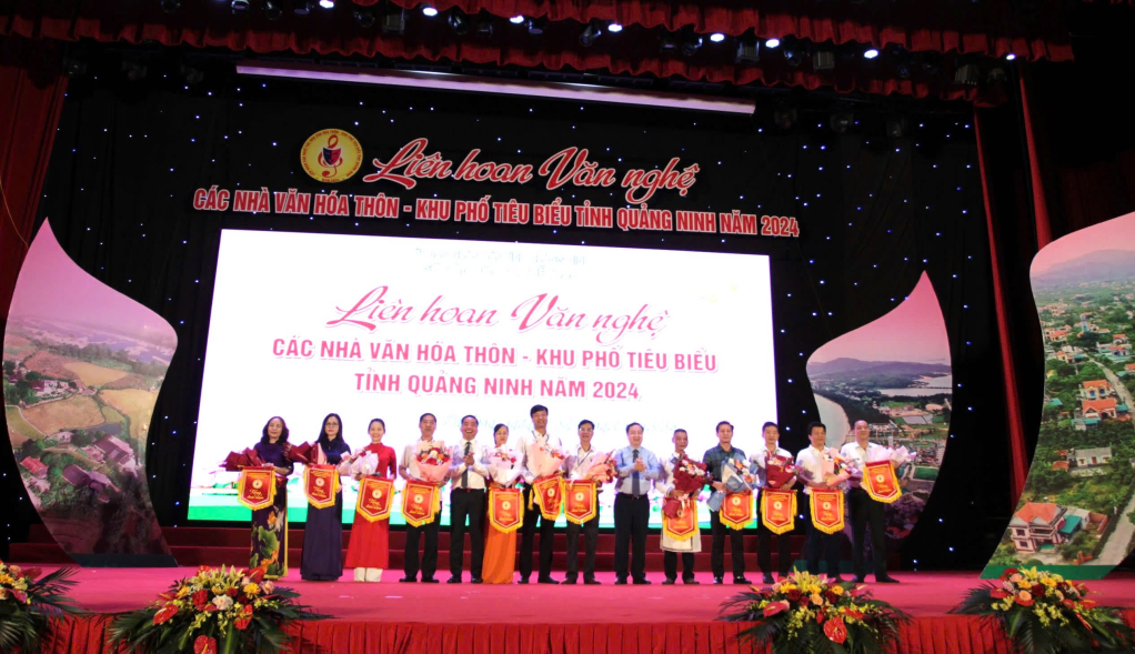 Đồng chí Đặng Xuân Phương, Phó Bí thư Tỉnh ủy và lãnh đạo Sở Văn hóa - Thể thao tặng hoa và cờ lưu niệm cho đại diện các đoàn.
