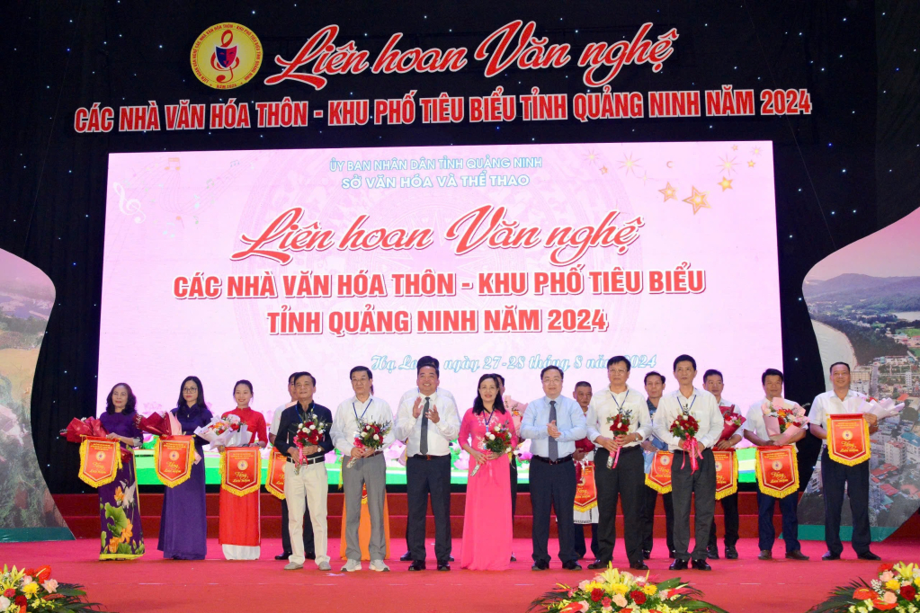 Đồng chí Đặng Xuân Phương, Phó Bí thư Tỉnh ủy và lãnh đạo Sở Văn hóa - Thể thao tặng tặng hoa và cờ lưu niệm cho các thành viên Ban Giám khảo.