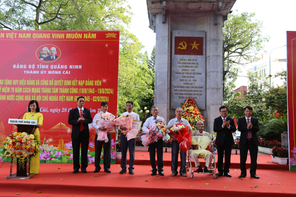 Lãnh đạo TP Móng Cái trao Huy hiệu Đảng cho 8 đảng viên 50,55,60 và 65 năm tuổi Đảng